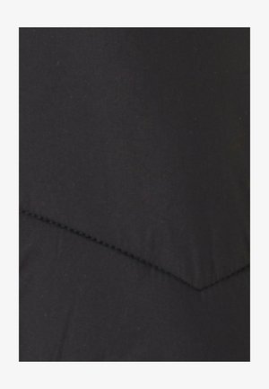 Zwarte stof met een gladde textuur en een chevronpatroon dat is gevormd door contrasterende stiksels. Geen opvallende accenten of metalen onderdelen zichtbaar.