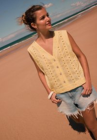 Next REGULAR FIT - BRODERIE - Weste - yellow