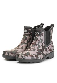 Et par ankelskaft gummistøvler til regnvejr med pink, grå og mørk blomstret camouflagemønster samt sorte elastiske sidepaneler.