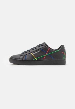 Baskets basses noires avec des rayures diagonales multicolores et logo "PS Paul Smith" sur le côté, "Paul Smith" embossé sur la semelle.