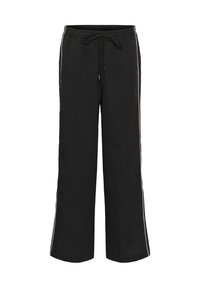 Zwarte wijde broek met elastische tailleband en trekkoord, met dunne lichtgekleurde zijstrepen.