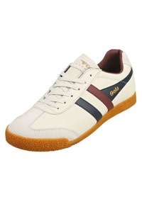 Sneaker bianca in pelle con strisce blu e bordeaux, suola in gomma testurizzata color gommato e logo dorato sulla linguetta.