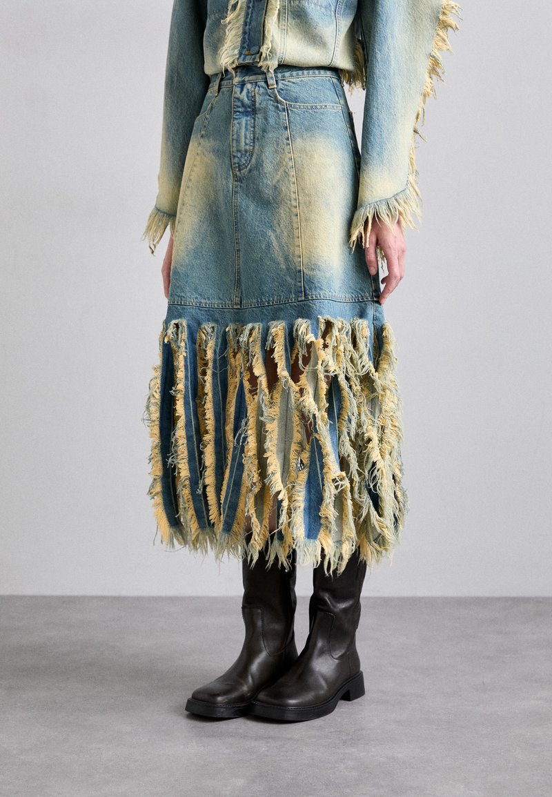 Ksenia Schnaider - MIDI MONSTER FRINGED SKIRT - Denimová sukně - denim blue rust yellow wash, Zvětšit