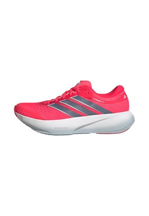 Kirkkaan pinkki Adidas juoksukenkä, jossa on harmaat raidat, nauhakiinnitys ja paksu valkoinen pehmustettu pohja, jossa lukee "DREAMSTRIDE+".