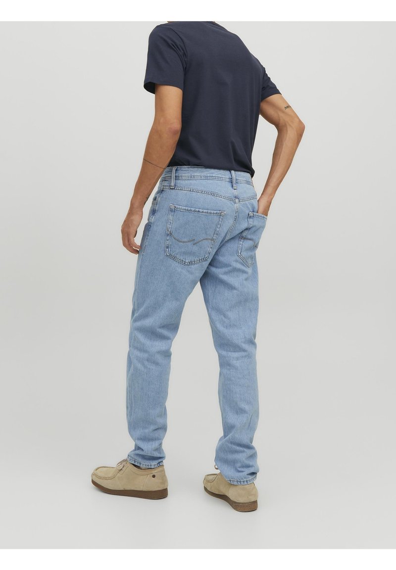 Ljusblå denimjeans med rak passform, femfickorsdesign och subtila sömdetaljer på bakfickorna. Medelhög midja.