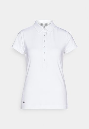 Hvid polo-skjorte med krave, korte ærmer, fem-knaps lukning og ternet mønster indeni kraven. Har et lille logo på kanten.