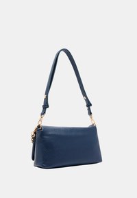Borsa a tracolla in pelle blu con forma rettangolare, caratterizzata da una lunga tracolla e dettagli in metallo dorato. Superficie con texture.