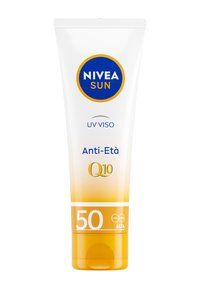 Tubo di crema solare che sfuma dal bianco all'arancione, logo in rilievo, cerchio blu con "NIVEA SUN", testo in blu e giallo, SPF 50 nella parte inferiore.