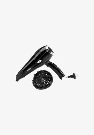 Schwarzer BaByliss Haartrockner mit Konzentratordüse und Diffusoraufsatz auf weißem Hintergrund.