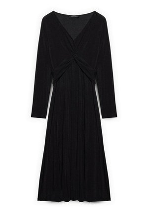 Czarna sukienka z długim rękawem, głębokim dekoltem w kształcie litery V i skręconym detalem z przodu. Wykonana z lekkiej, teksturowanej tkaniny z falującą, plisowaną spódnicą.