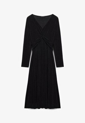 Czarna sukienka z długim rękawem, głębokim dekoltem w kształcie litery V i skręconym detalem z przodu. Wykonana z lekkiej, teksturowanej tkaniny z falującą, plisowaną spódnicą.
