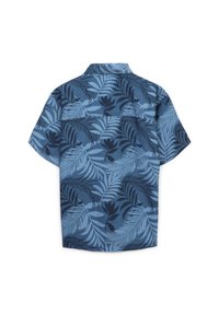 Camicetta a maniche corte in tessuto blu con motivo a foglie in tonalità di blu più scure. Vestibilità rilassata con colletto classico e dettagli sulla schiena.