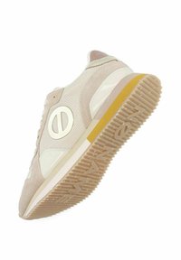 Sneaker sportivo beige con materiali in suede e mesh, punta rotonda, suola in gomma spessa con battistrada a motivo e dettaglio del logo laterale.