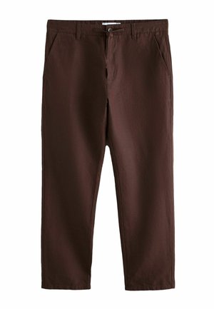 Braune gerade geschnittene Hose mit Gürtelschlaufen, Knopfverschluss und Seitentaschen, dargestellt vor weißem Hintergrund.