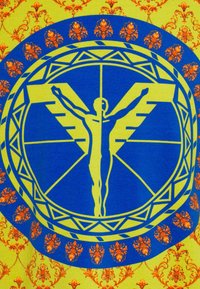 Grafický design s modrou postavou v kruhovém emblému, se žlutými křídly, na pozadí živého květinového vzoru v žluté a oranžové barvě.