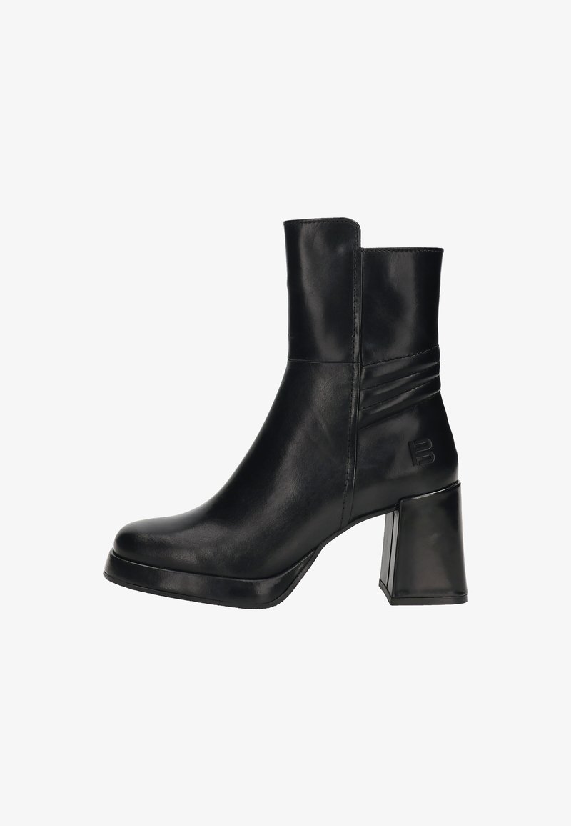 Botte en cuir noire mi-mollet avec talon bloc, bout carré, coutures latérales discrètes et logo embossé près de la cheville sur un fond blanc.