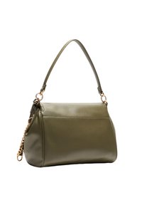 Borsa a mano in pelle verde oliva con forma strutturata, un unico manico superiore e dettagli decorativi in catena dorata. Texture liscia con cuciture minime.