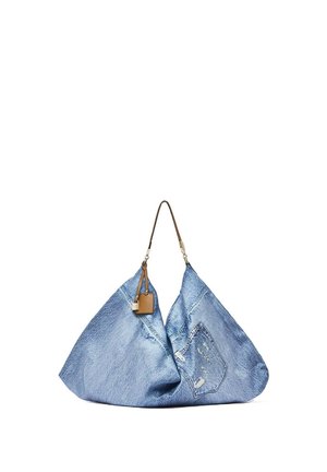 Ampia borsa a tracolla in denim blu con una singola cinghia in pelle marrone, piccola targhetta in pelle e lucchetto attaccato.