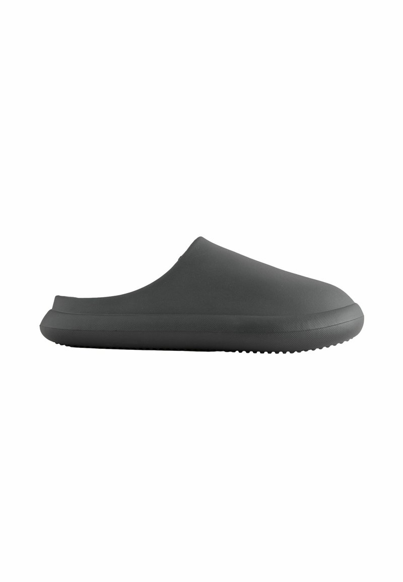 Mörkgrå slip-on kloggh med en slät gummiyta. Har en rund tå, en låg profil och en texturerad sula för bra grepp.