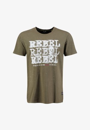 Olivgrünes T-Shirt mit weißem Text "REBEL", dreimal wiederholt, und kleinerem Text darunter mit dem Text "forgive me for the path I've chosen."