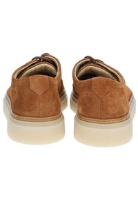 Braune Wildlederschuhe mit runder Zehenpartie, Schnürverschluss und hellen Gummisohlen. Auffällige Textur und ein leichter Absatz für zusätzlichen Halt.