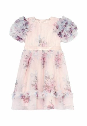 Robe fleurie rose clair avec manches bouffantes à volants et ourlet, ornée de motifs floraux bleu pastel et violet.