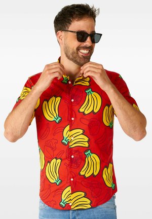 Camisa corta de manga roja con un patrón de plátanos, con acentos en amarillo y verde. Diseño de botones y tejido ligero.