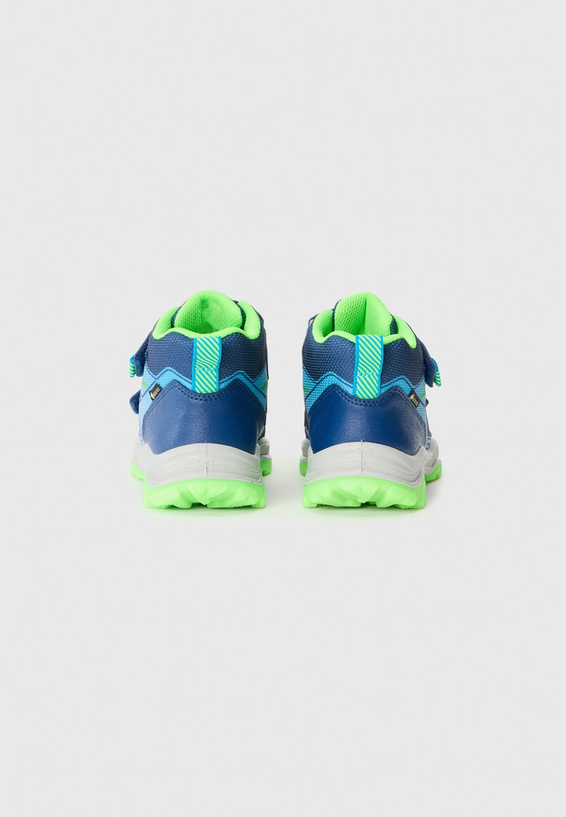 Die blauen und grünen Sportschuhe verfügen über einen gepolsterten Schaft, einen Klettverschluss und eine strukturierte Außensohle für besseren Halt. Sie bestehen aus Gummi und synthetischen Materialien.