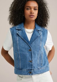 Jeansväst i ljusblått med krage, med knäppning framtill, två sidofickor och en något avkortad fåll.