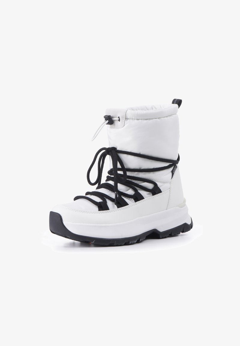 Białe ocieplane buty z czarnymi sznurówkami, teksturowany czubek i solidna podeszwa. Wzmocniony nos i pięta, z mankietem dla wsparcia kostki.