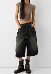 Bershka Farkkushortsit - black