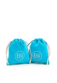 Dos bolsas de tela turquesa con cordón y acentos plateados, que presentan un logo circular con el texto "Elli by Julie & Grace."