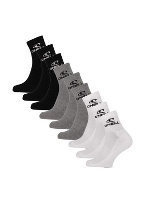 Sieben Paar O'Neill Crew-Socken in Schwarz, Grau und Weiß, in versetzter Reihe angeordnet und Seitenansichten zeigend.
