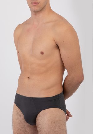 Slip in cotone grigio con texture liscia, design a vita bassa e cuciture laterali. Il tessuto ha una leggera lucentezza, con branding minimalmente visibile.