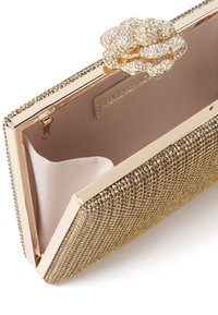 Guldtonet clutch med en struktureret metaloverflade, prydet med en glitrende rose-formet lås og en glat inderside. Lukningsmetoden er hængslet.