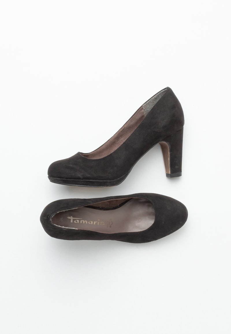 Chaussures à talons hauts pour femmes en suède noir, une chaussure montrant la vue de dessus avec le nom de la marque "Tamaris", l'autre vue de côté.