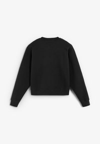 Sudadera negra con mangas largas, puños acanalados y cuello redondo. Fabricada en un tejido suave; textura lisa con un diseño limpio y minimalista.