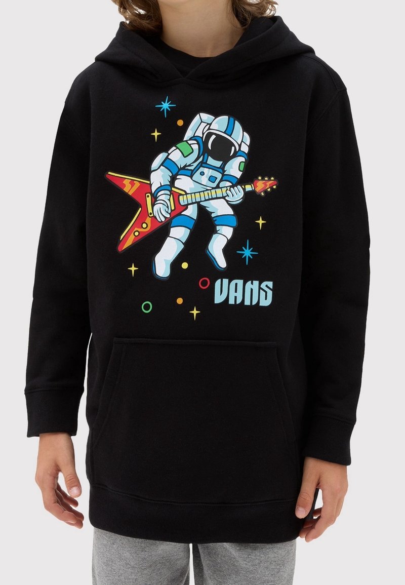 Felpa nera con grafica di un astronauta che suona una chitarra rossa, con stelle colorate e la parola "VANS" stampata sotto in azzurro chiaro.