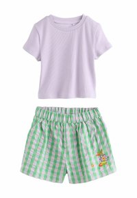 To-delt outfit: lavendel ribbet kortærmet skjorte sammen med grønne og hvide ternede shorts, der har blomster broderi detaljer.