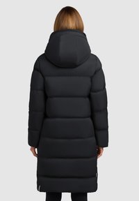 Zwarte pufferjas met een capuchon, met een quiltontwerp en een lange silhoeèt. De stof lijkt glad en geïsoleerd.