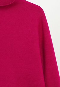 Pull à col roulé manches longues rose vif en tissu maille fine, présenté de l'épaule à la moitié du tronc sur fond blanc.
