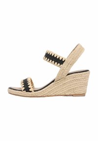 Sandalo con zeppa e tacco in juta intrecciata, cinturini elastici neri e accenti in tessuto beige; design con punta aperta e finitura intrecciata testurizzata.