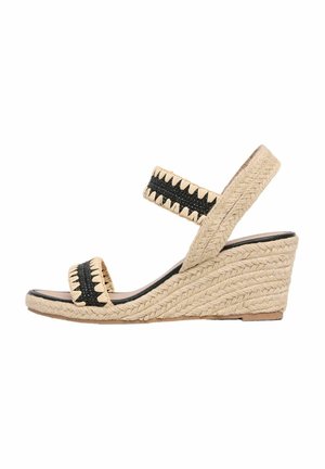 Sandalo con zeppa e tacco in juta intrecciata, cinturini elastici neri e accenti in tessuto beige; design con punta aperta e finitura intrecciata testurizzata.
