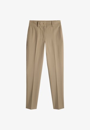 Beige slim-fit broek met riemlussen, knoop aan de voorkant, ritssluiting en zijzakken, getoond tegen een witte achtergrond.