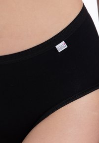 Schwarze Baumwollunterhose mit glatter Textur und elastischem Bund, ausgestattet mit einem kleinen "Speidel"-Label an der Seite.