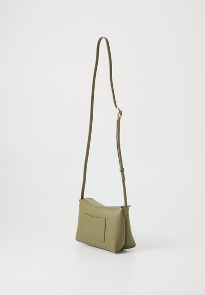 Olijfgroene schoudertas van textuurmateriaal, met een verstelbare strap en een achterzak, in een compacte, rechthoekige vorm.
