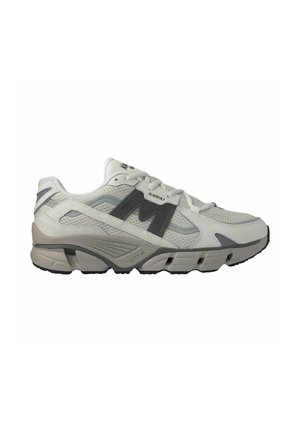 Scarpa da corsa Karhu bianca e grigia con tomaia in mesh, chiusura con lacci e suola spessa e ammortizzata con scanalature visibili e battistrada nero.