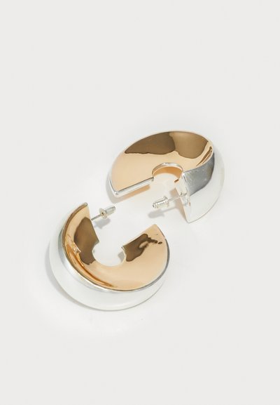 Uncommon Matters SCULPTED CREOLE - Σκουλαρίκια - silver-coloured/gold-coloured