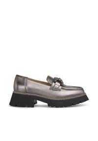 Metallisch graue Slipper mit einer klobigen schwarzen Plateau-Sohle, ausgestattet mit einer dekorativen Schnalle und einem strukturierten Besatz entlang der Kante.