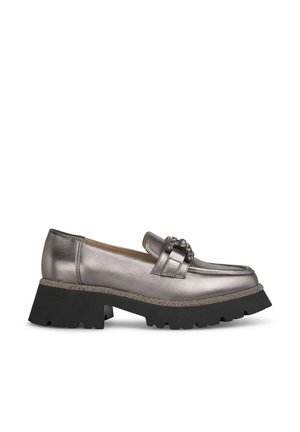 Mocassini grigio metallico con una robusta suola nera a piattaforma, dotati di una fibbia decorativa e di un bordo con texture lungo il perimetro.